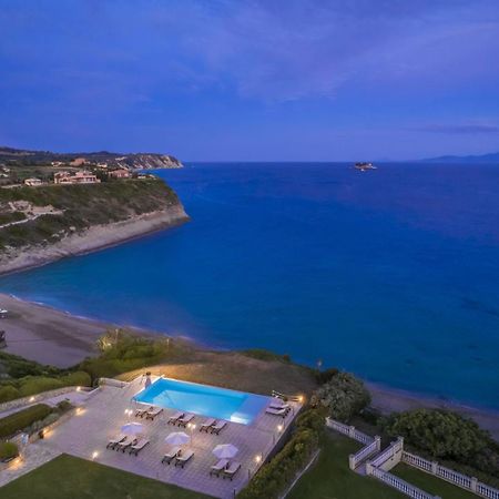 The Seasons Villa Свороната Екстериор снимка