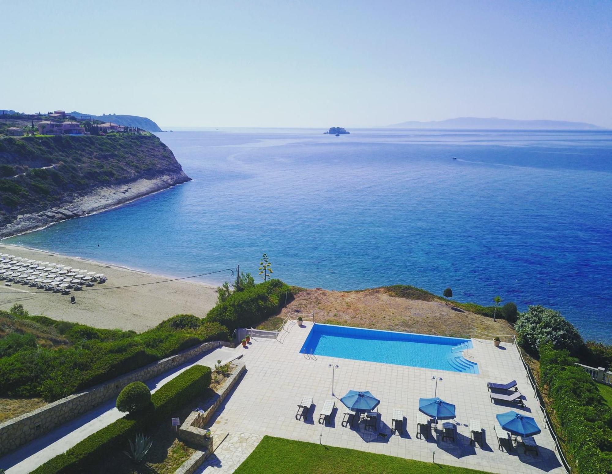 The Seasons Villa Свороната Екстериор снимка