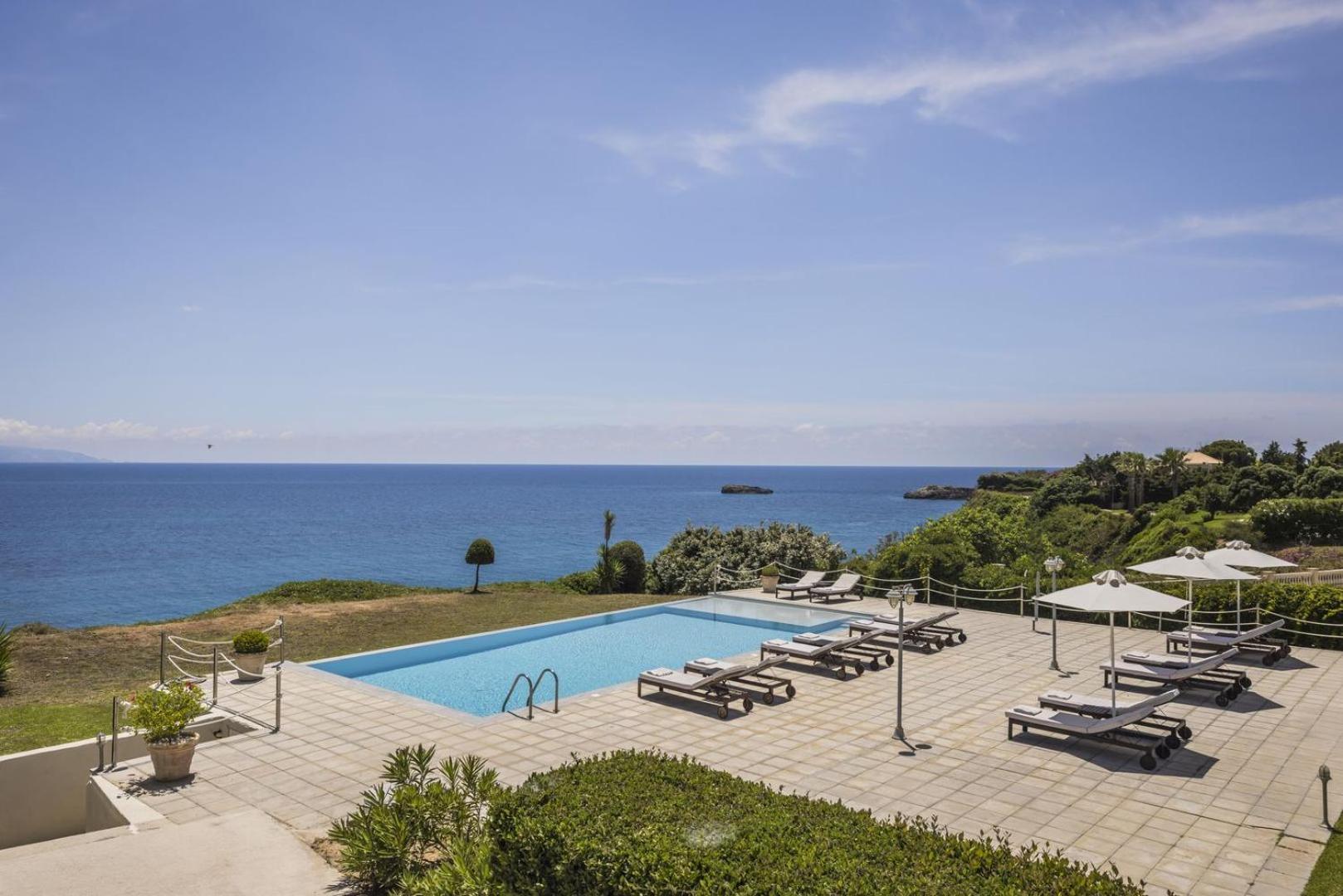 The Seasons Villa Свороната Екстериор снимка
