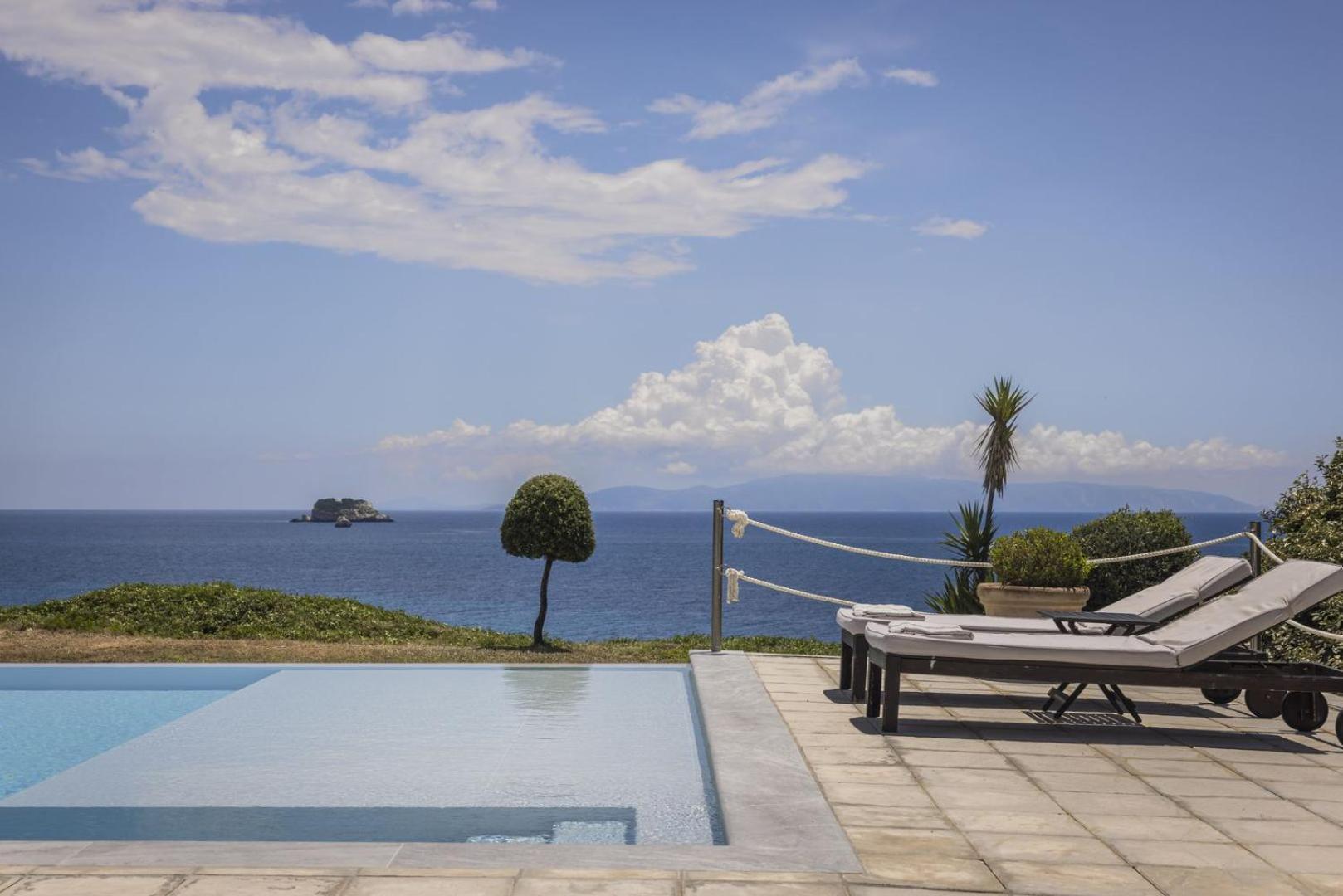 The Seasons Villa Свороната Екстериор снимка