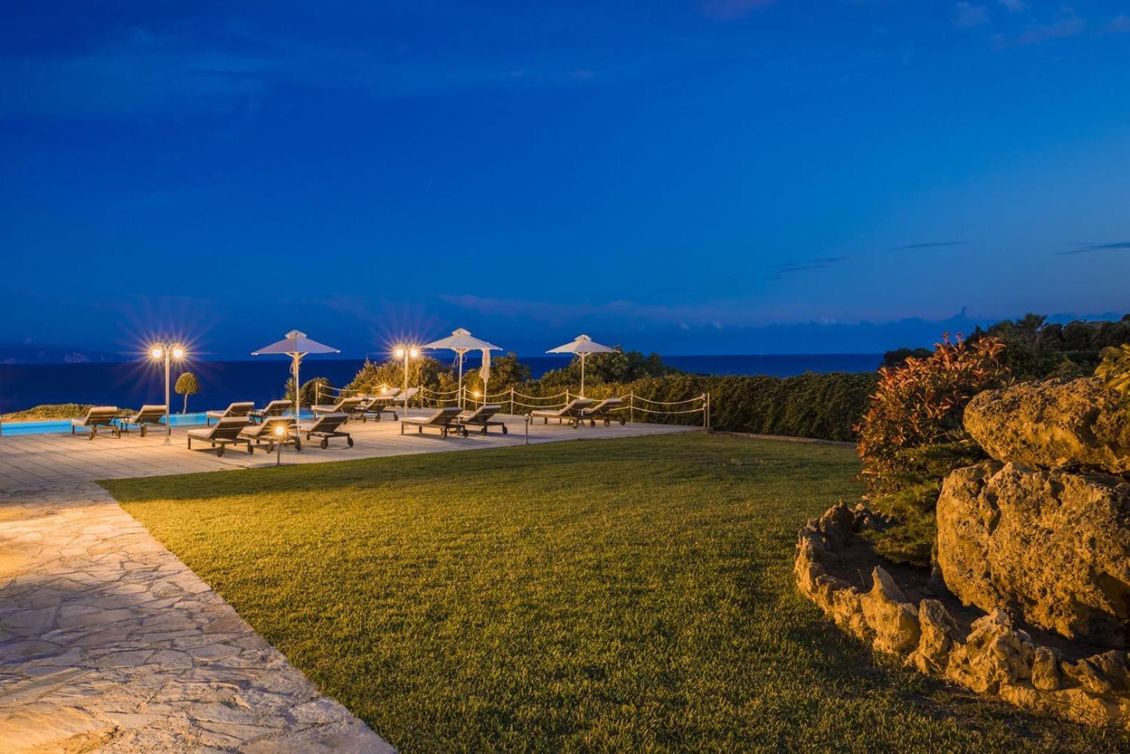 The Seasons Villa Свороната Екстериор снимка
