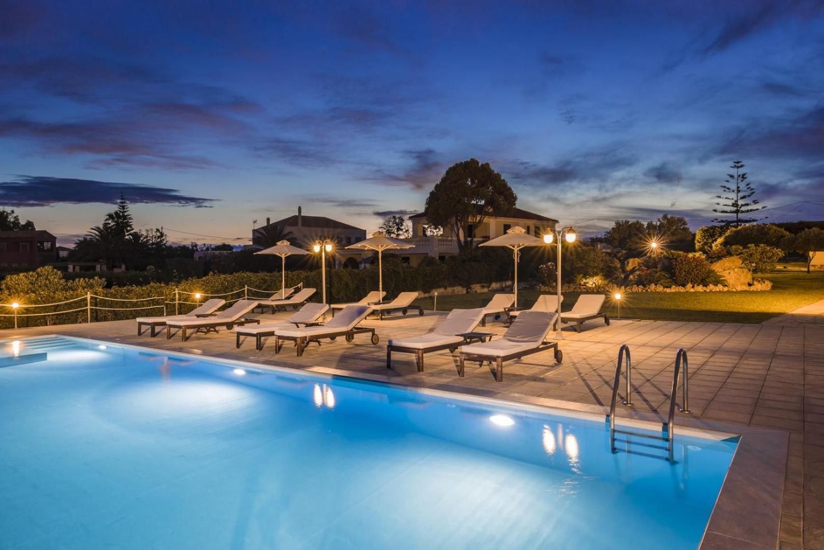 The Seasons Villa Свороната Екстериор снимка
