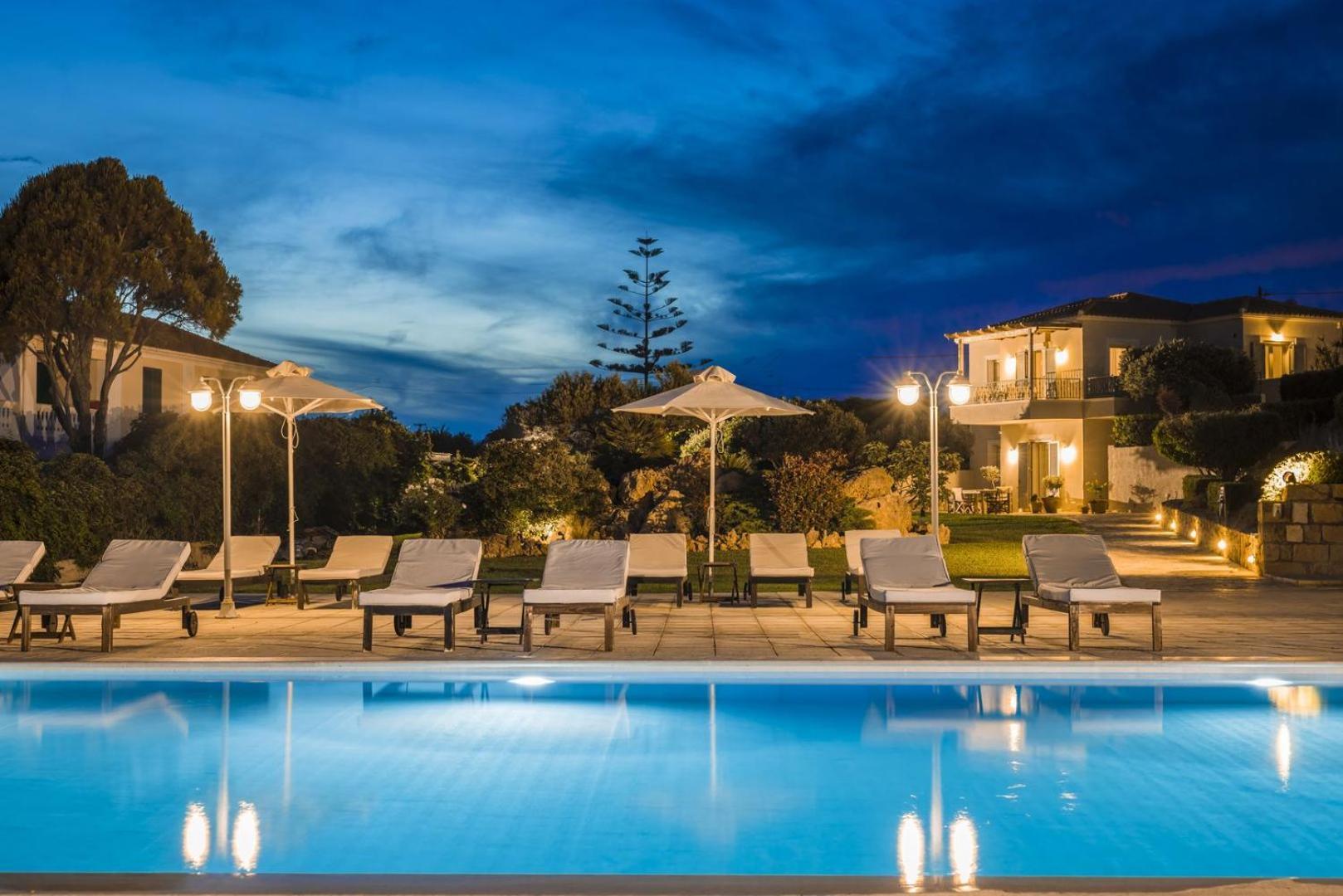 The Seasons Villa Свороната Екстериор снимка