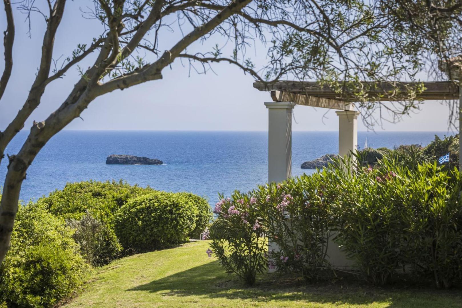 The Seasons Villa Свороната Екстериор снимка