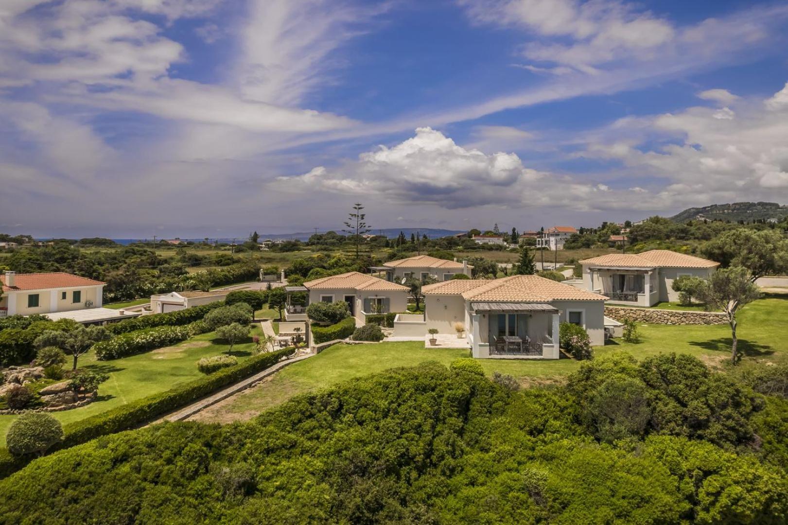 The Seasons Villa Свороната Екстериор снимка