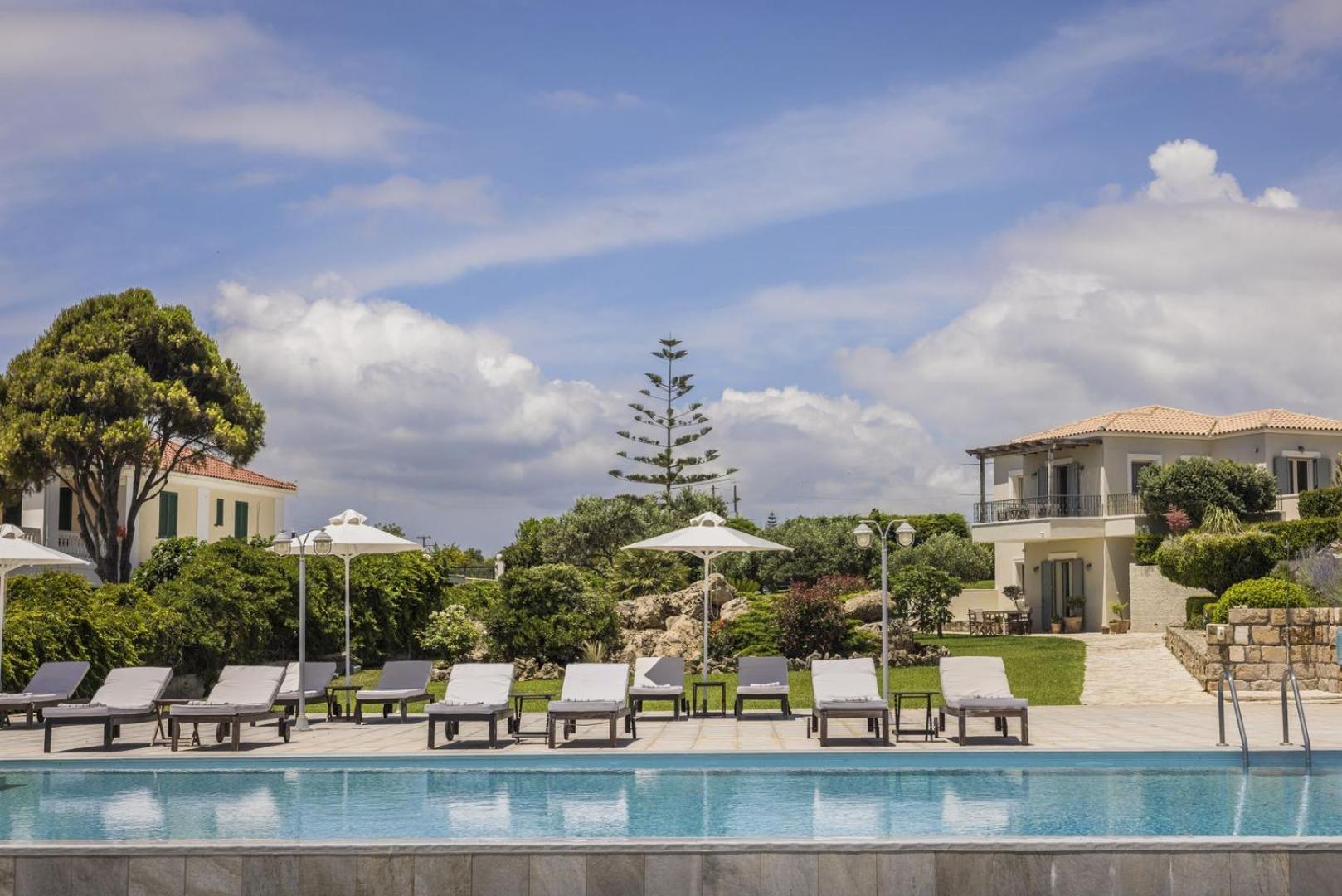 The Seasons Villa Свороната Екстериор снимка