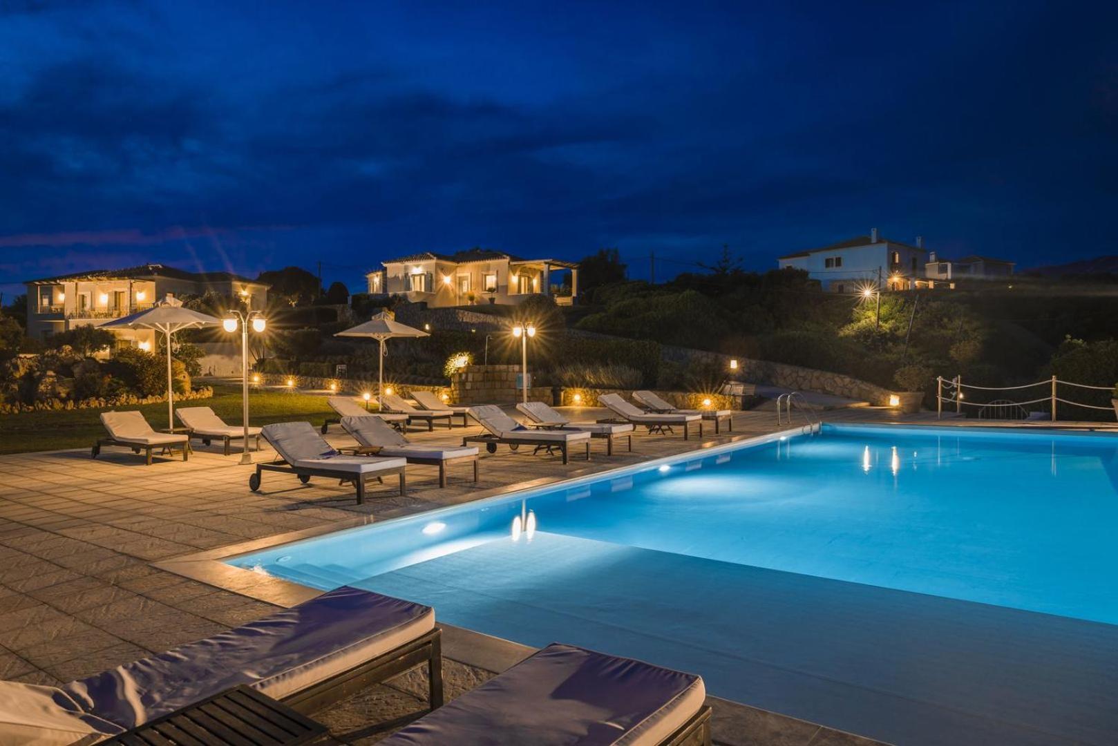 The Seasons Villa Свороната Екстериор снимка