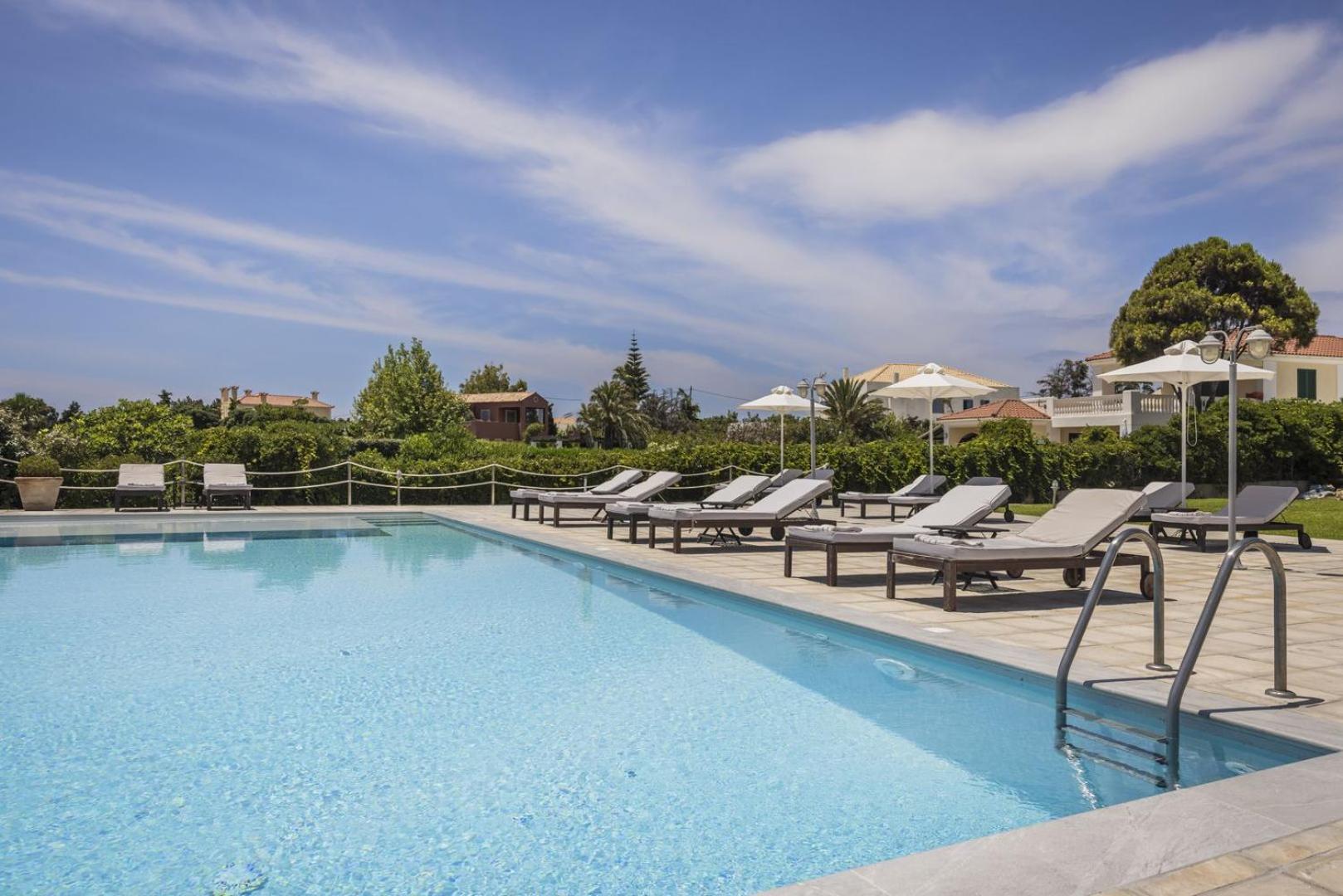The Seasons Villa Свороната Екстериор снимка