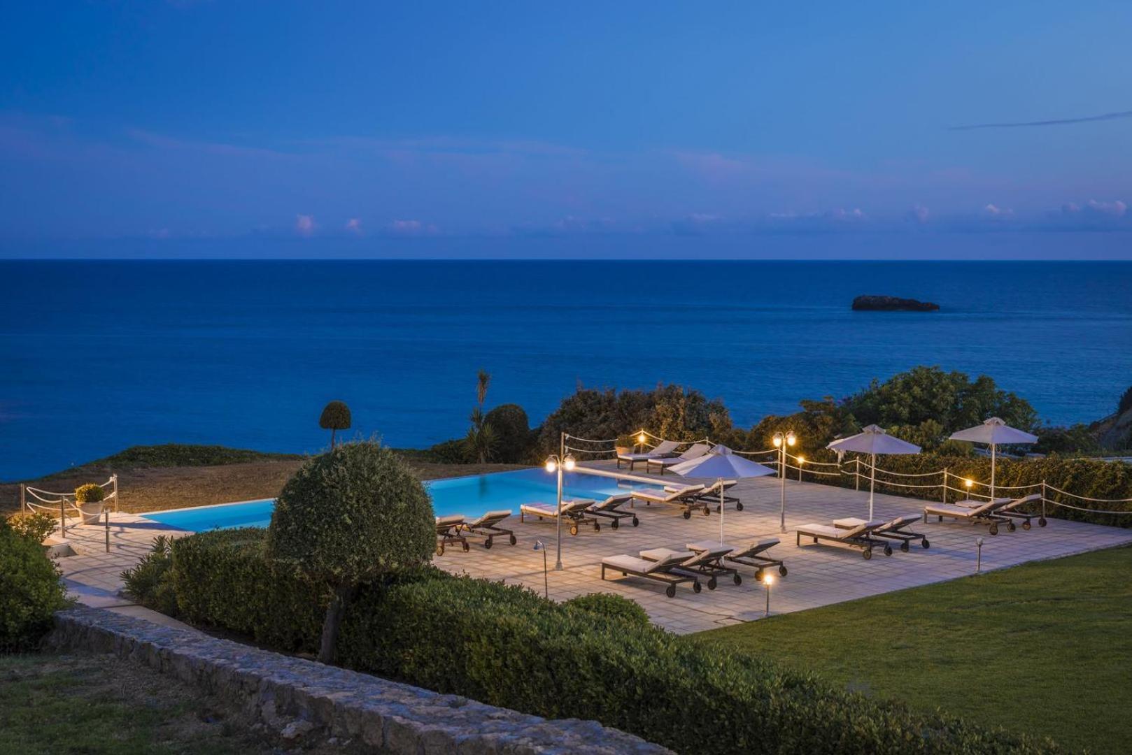 The Seasons Villa Свороната Екстериор снимка