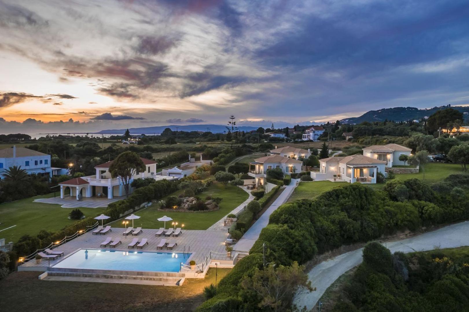 The Seasons Villa Свороната Екстериор снимка