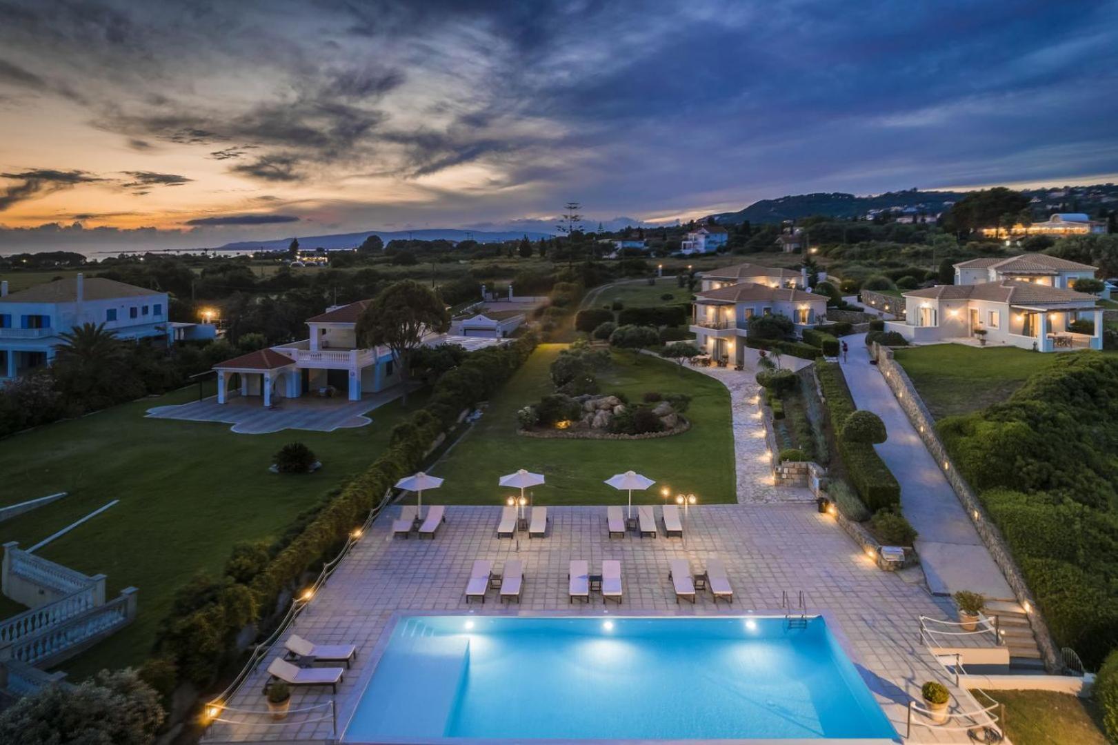 The Seasons Villa Свороната Екстериор снимка