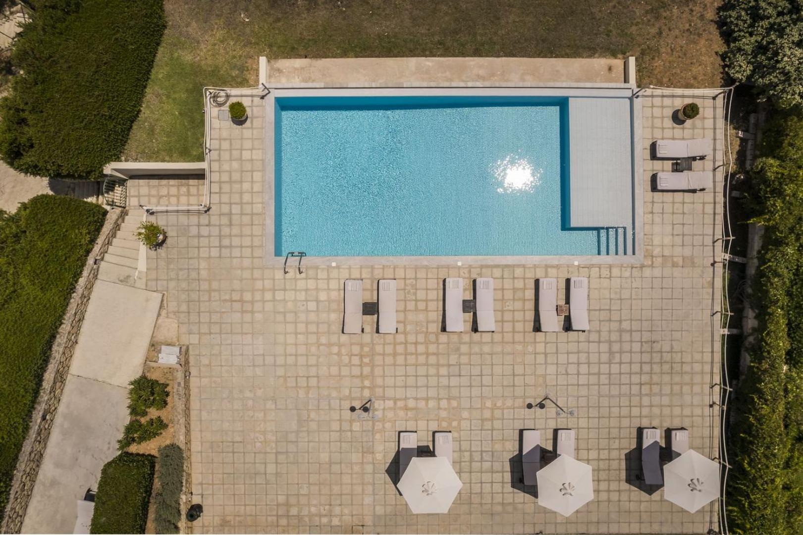 The Seasons Villa Свороната Екстериор снимка