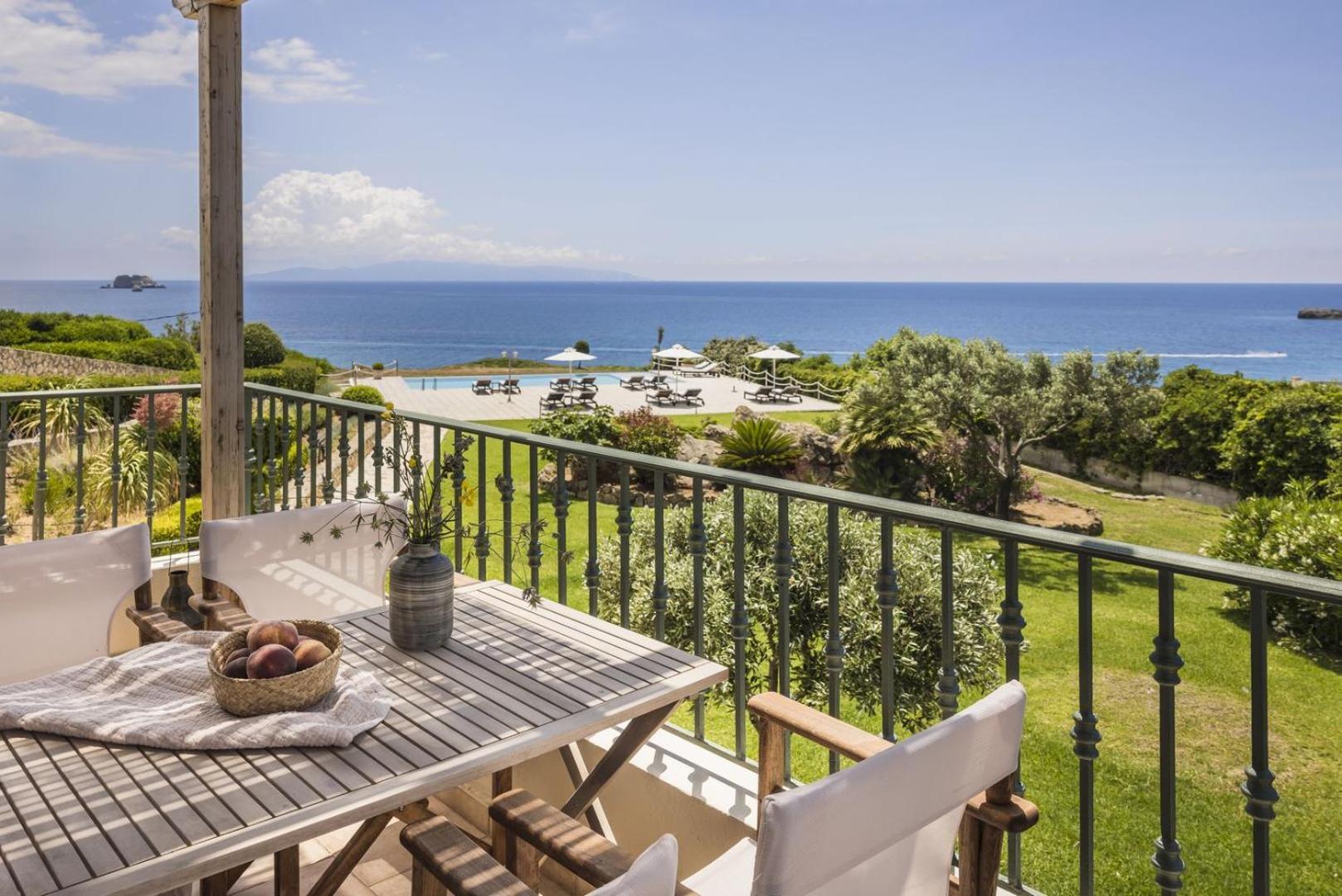 The Seasons Villa Свороната Екстериор снимка