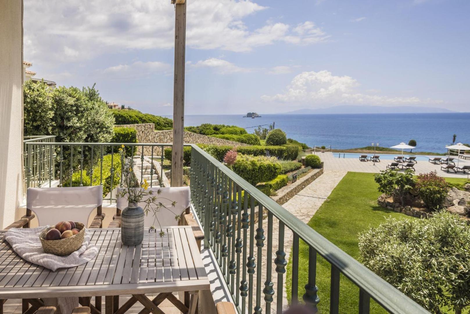 The Seasons Villa Свороната Екстериор снимка