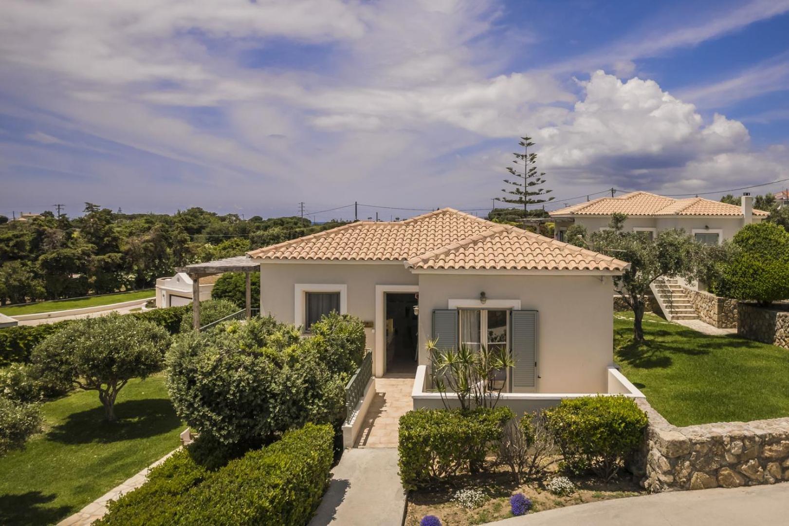 The Seasons Villa Свороната Екстериор снимка