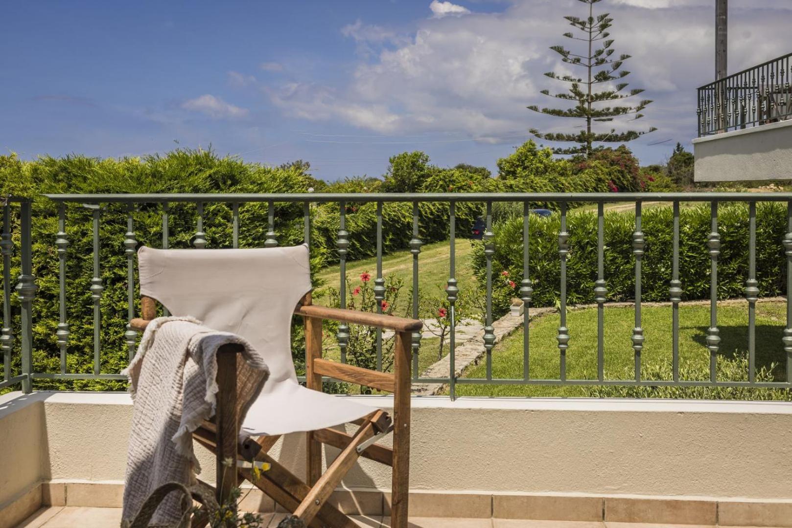 The Seasons Villa Свороната Екстериор снимка