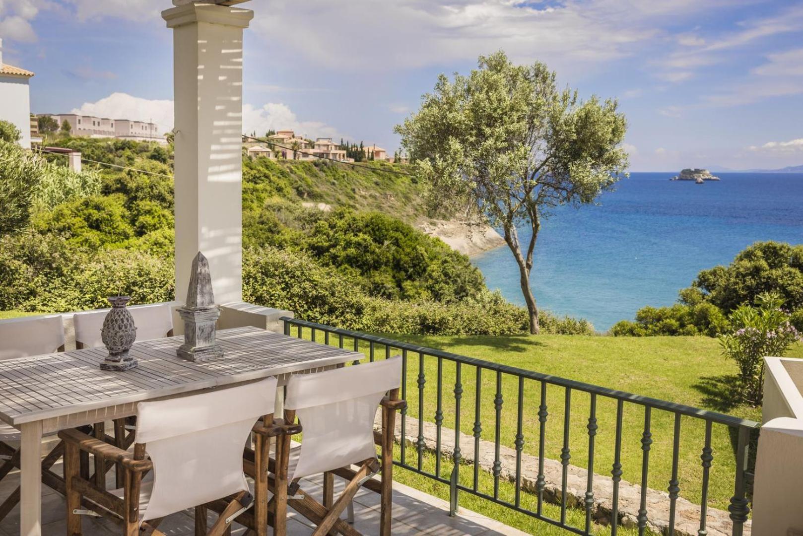 The Seasons Villa Свороната Екстериор снимка