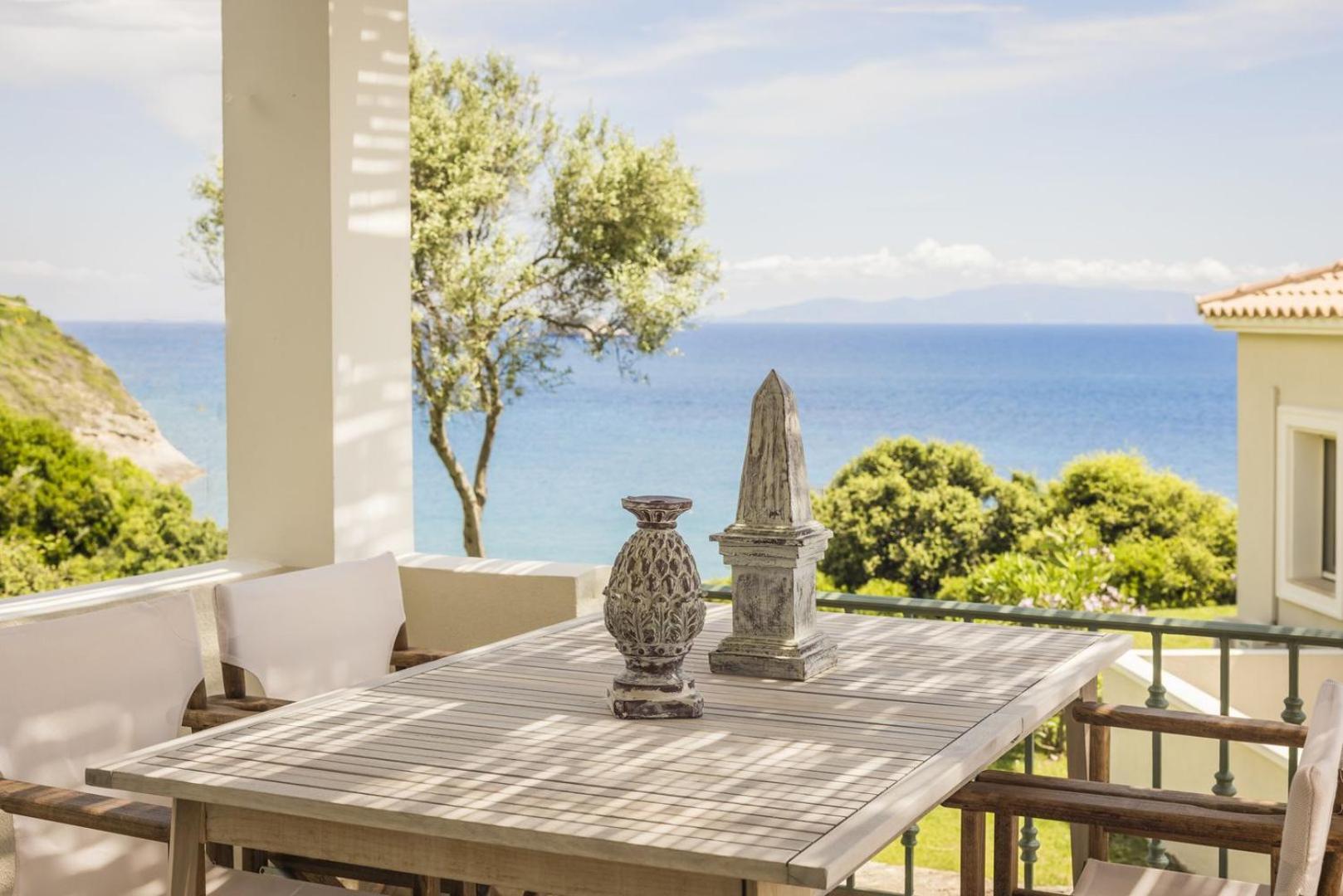 The Seasons Villa Свороната Екстериор снимка