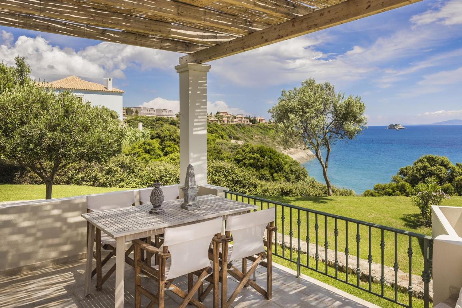 The Seasons Villa Свороната Екстериор снимка