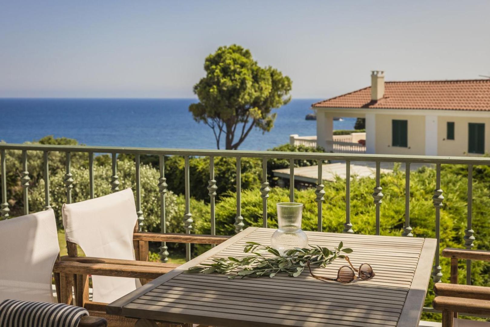 The Seasons Villa Свороната Екстериор снимка